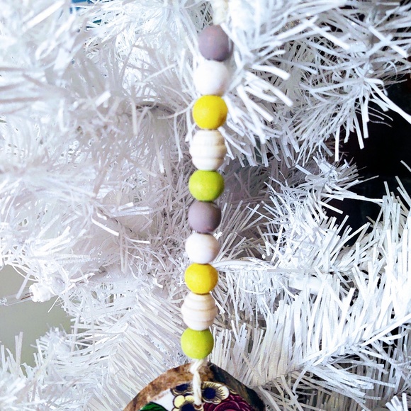 HAND CRAFTED SPRING/EASTER FLORAL PAINTED BEADS WOOD ORNAMENT/TIERED TRAY DECOR - Picture 3 of 4